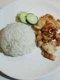 ไก่ทอดกระเทียมราดหน้าข้าว