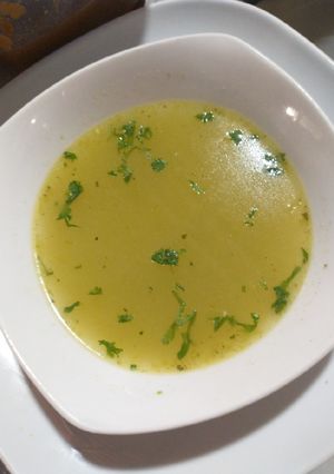 Una foto de Consomé verde de pollo