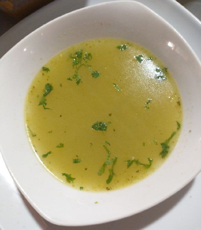 Una foto de Consomé verde de pollo