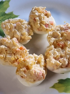 Una foto de Huevos rellenos de surimi y gambas