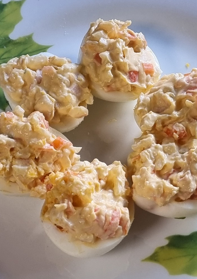 Una foto de Huevos rellenos de surimi y gambas