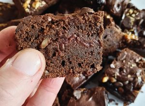 Foto principal de Brownie de mermelada de fresas y pepitas de chocolate (sin gluten)