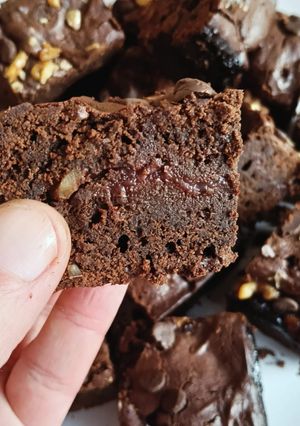 Una foto de Brownie de mermelada de fresas y pepitas de chocolate (sin gluten)