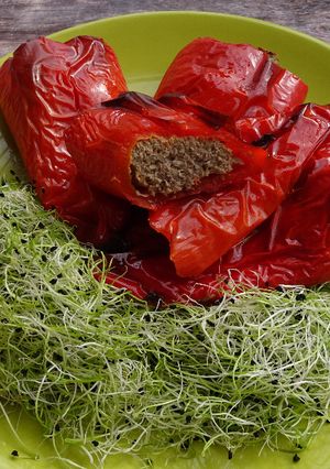 Töltött sültpaprika, póréhagymacsírával recept fotója