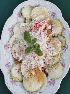 Una foto de Carpaccio de calabacín