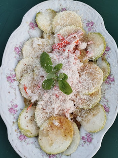 Una foto de Carpaccio de calabacín