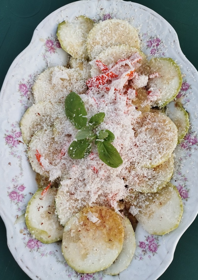 Una foto de Carpaccio de calabacín