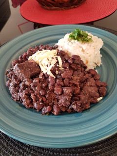 Una foto de Porotos negros o caraotas con arroz