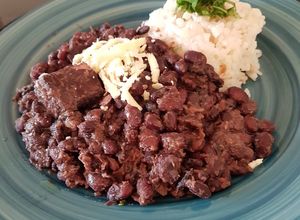 Una foto de Porotos negros o caraotas con arroz