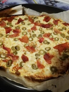 Una foto de Pizza ligera de jamón y queso