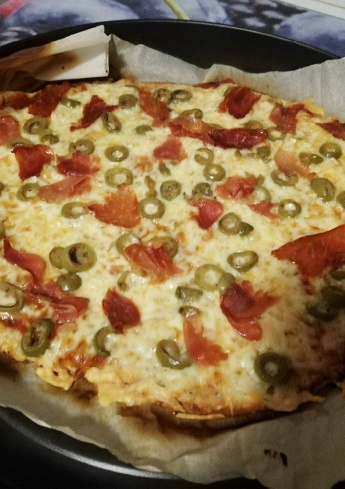 Una foto de Pizza ligera de jamón y queso