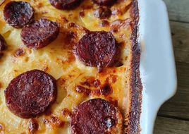 Gratin de pommes de terre, saucisse de morteau et cancoillotte