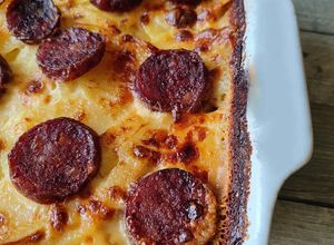 Une photo de Gratin de pommes de terre, saucisse de morteau et cancoillotte
