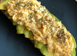 酪梨優格蛋沙拉開放三明治🥑 的食譜成品照片