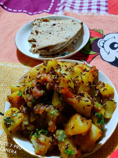 जीरा आलू (Jeera Aloo recipe in hindi) रेसिपी मुख्य फोटो