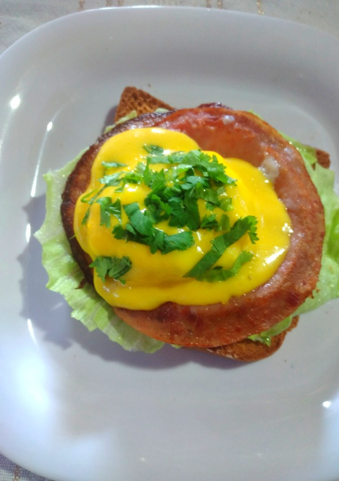Una foto de Huevos benedictino con salsa holandesa