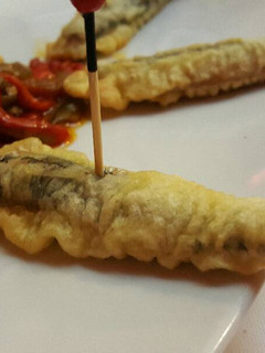 Una foto de Anchoas rebozadas en tempura con pimientos