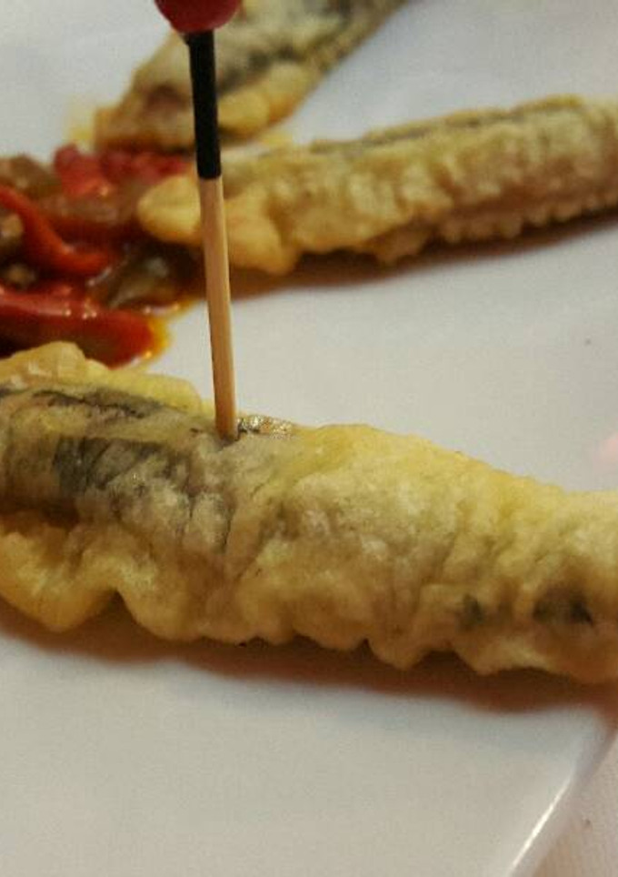 Una foto de Anchoas rebozadas en tempura con pimientos