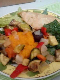 Una foto de Ensalada con verduras y pollo
