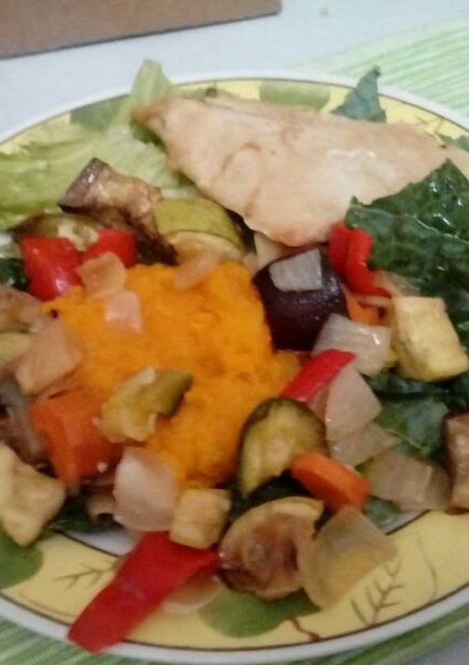 Una foto de Ensalada con verduras y pollo