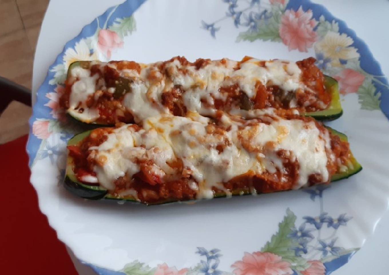 Calabacines rellenos de carne picada y verduras