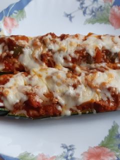 Una foto de Calabacines rellenos de carne picada y verduras