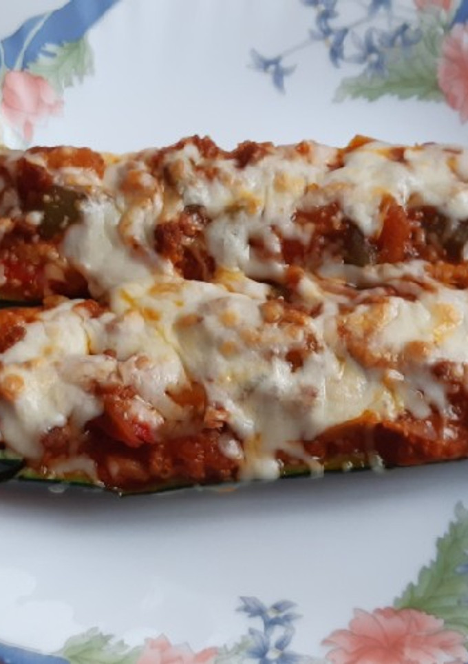 Una foto de Calabacines rellenos de carne picada y verduras