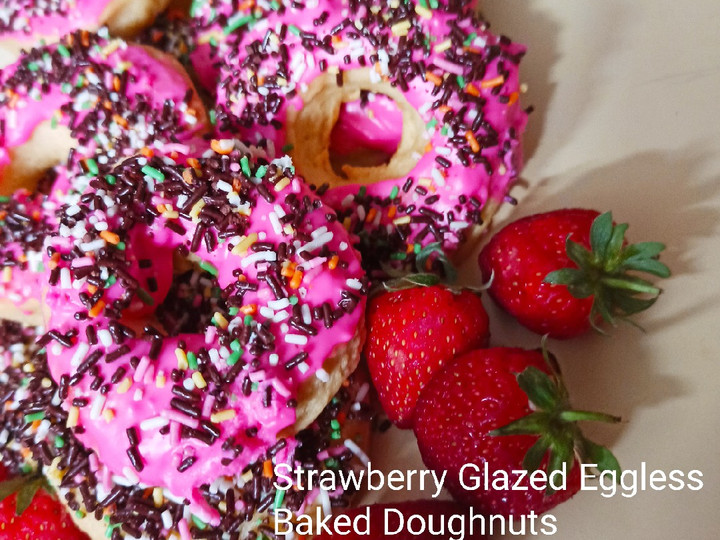 Resep: Strawberry Glazed Eggless Baked Doughnuts Rumahan