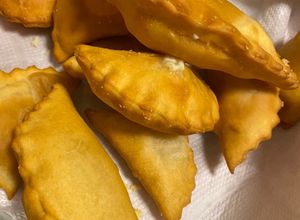 Una foto de Empanadas queso camarón