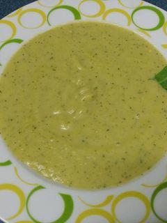 Una foto de Crema de calabacín y brócoli