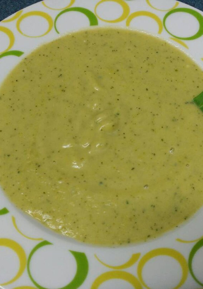 Una foto de Crema de calabacín y brócoli
