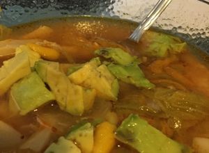 Una foto de Sopa de setas y flor de calabaza