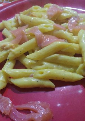 Foto di Penne al salmone con besciamella e zafferano