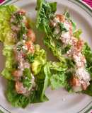 Wraps saludables de camarón con salsa verde cremosa