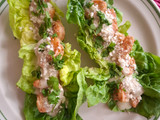 Wraps saludables de camarón con salsa verde cremosa