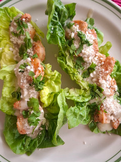 Una foto de Wraps saludables de camarón con salsa verde cremosa