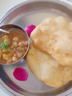 पंजाबी छोले-भटूरे (Punjabi chole bhature recipe in Hindi) रेसिपी मुख्य फोटो