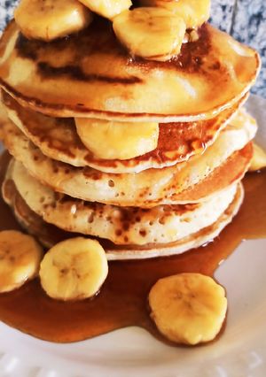 पैन केक विद हनी ग्लेज्ड बनाना (Pancake with honey glazed banana recipe in Hindi) रेसिपी मुख्य फोटो