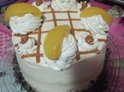 Una foto de torta de durazno y almibar