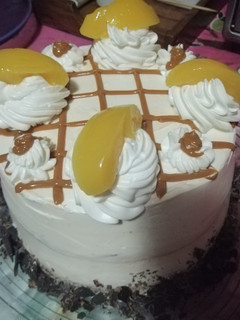 Una foto de Torta de Durazno manjar crema 🍰🎂