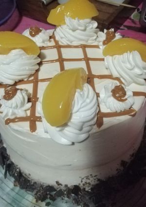 Una foto de Torta de Durazno manjar crema 🍰🎂