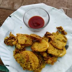 A picture of Aloo pyaz pakode.