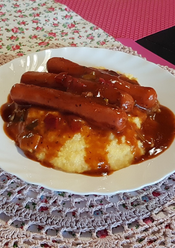 Una foto de 😊¡Polenta sencilllita con salsa tomate y salchichas asadas!