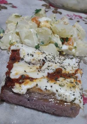 Una foto de Matambre de vaca tiernizado a la napolitana con ensalada rusa