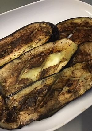 Une photo de Aubergine grillée aux épices anardana