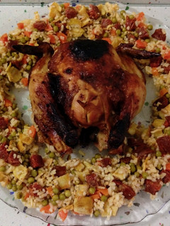 Una foto de Picantón asado y arroz cuatro delicias