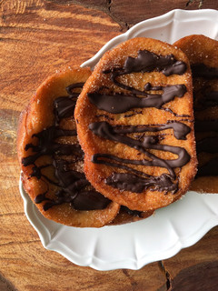 Una foto de Torrijas con naranja y chocolate 🍊 🍫