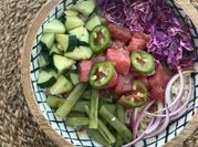 Una foto de poke pepino