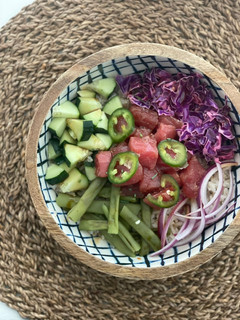 Una foto de Poke bowl de atún fresco