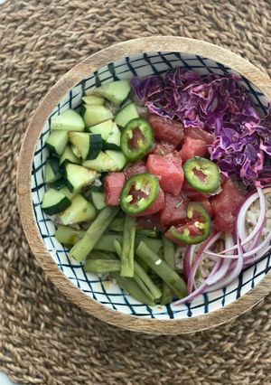 Una foto de Poke bowl de atún fresco